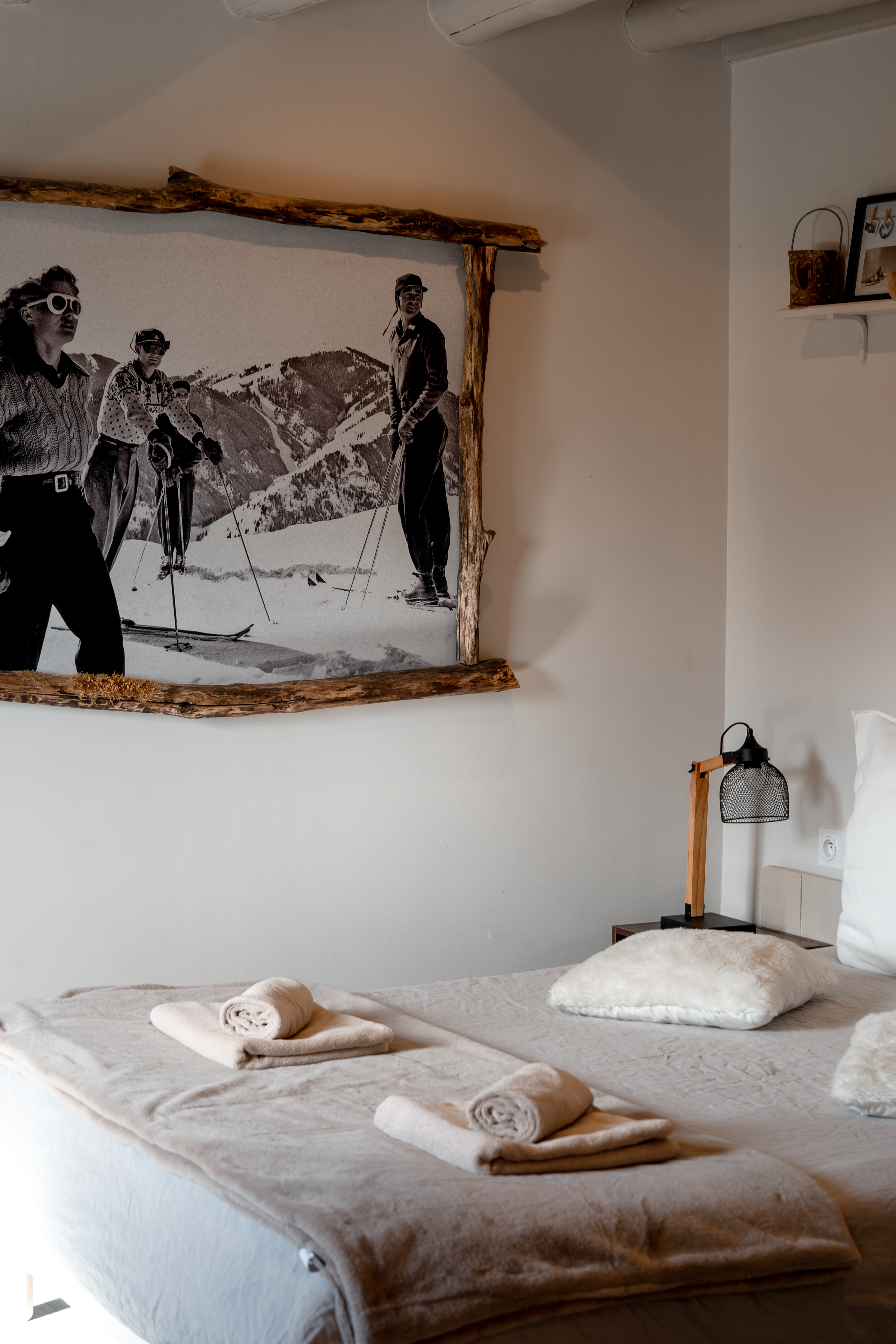 <span style='font-family: "Amsterdam One", "Great Vibes", cursive; font-size: 36px'>Le Nid de Marie</span>